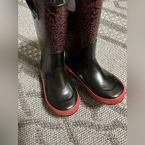 Bogs size 10 kids see pictures for slight flaws -doesn’t affect item performance